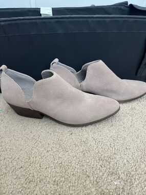 Joie US 8 Taupe Suede Cutout Ankle Boot Never Worn